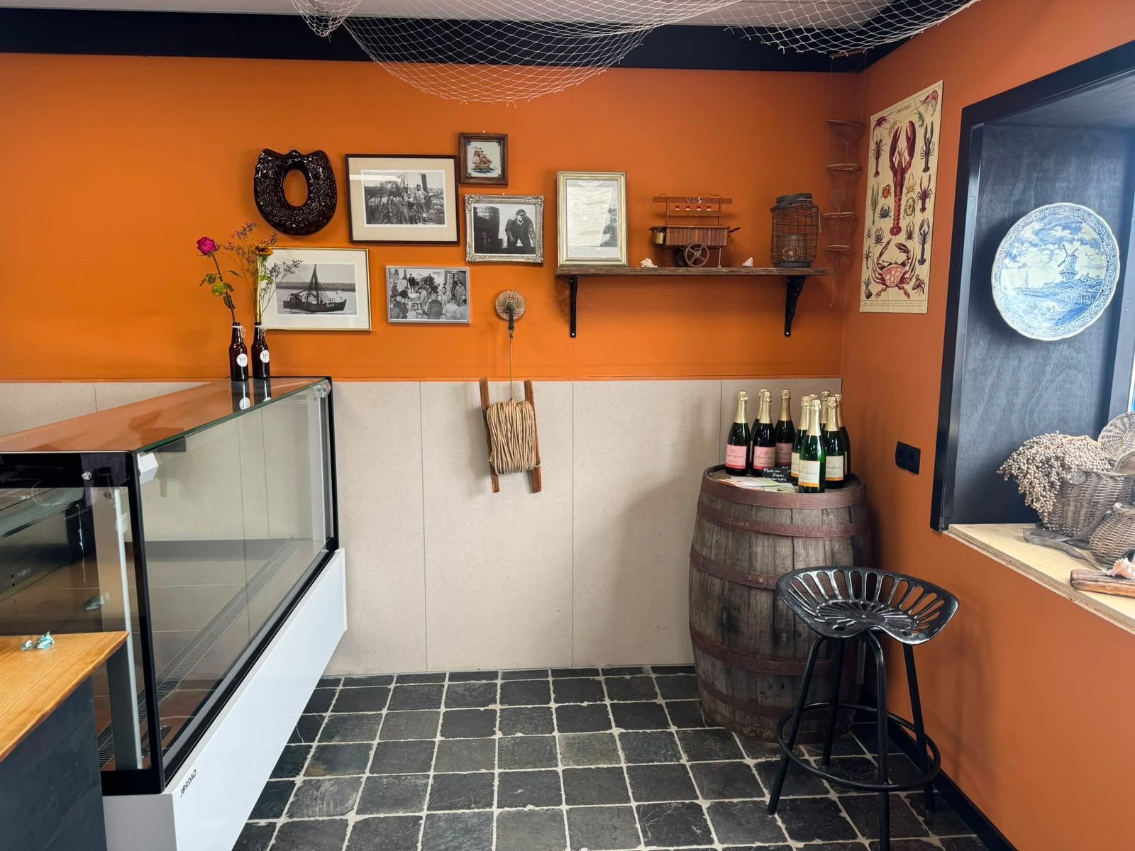 Sfeervol interieur van De Ambachtswinkel met warme kleuren en havendecoratie